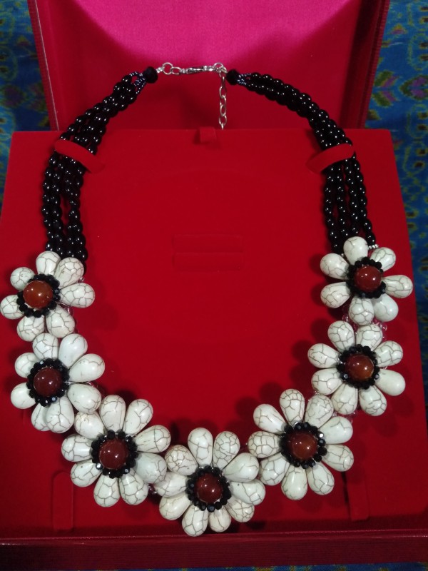 สร้อยคอหินสี