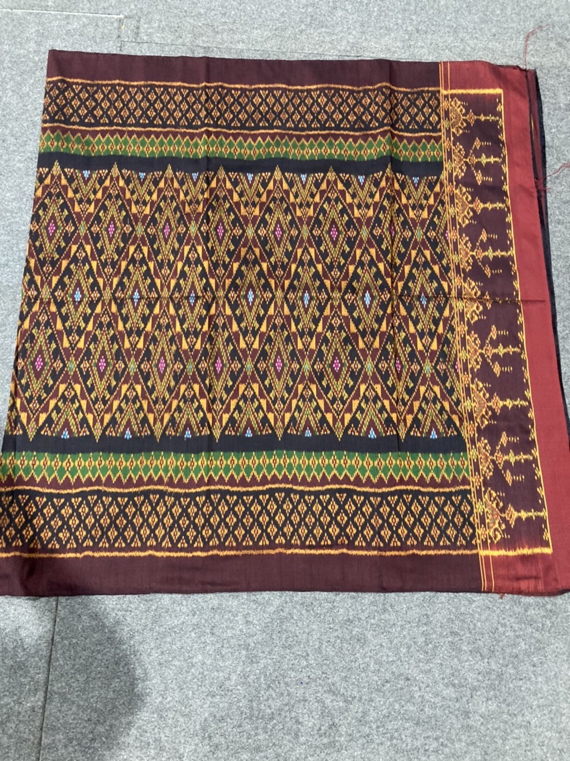 ผ้าไหมมัดหมี่ลายแหวนเพชร