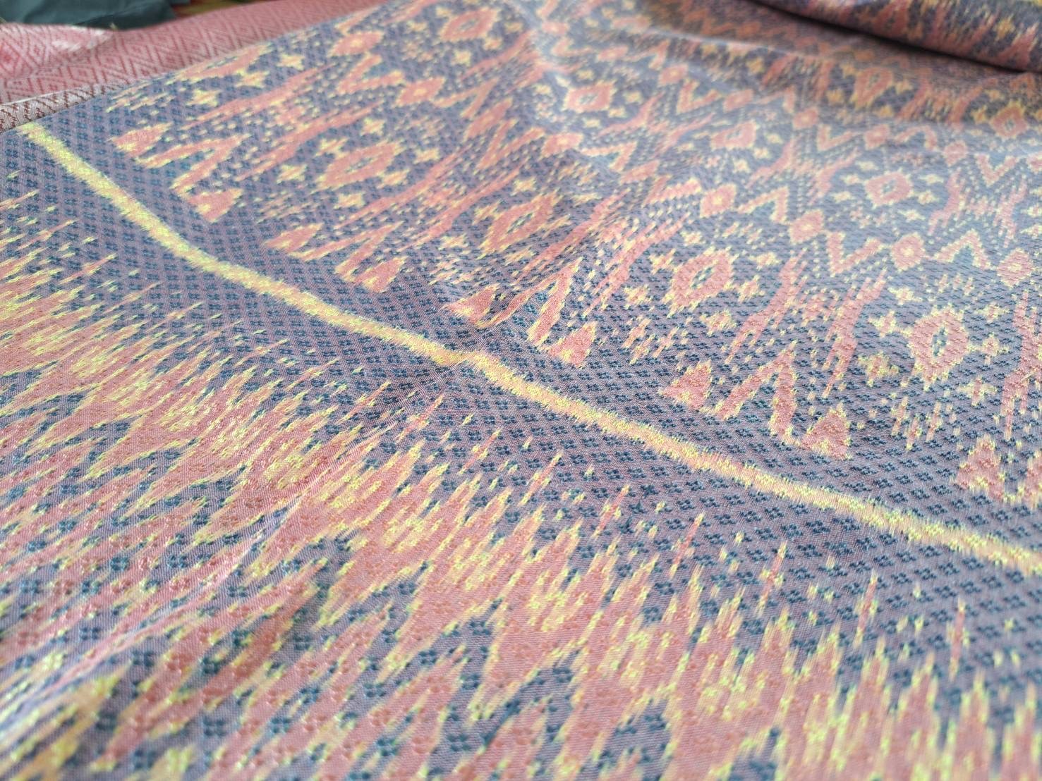 ผ้าไหมมัดหมี่ ลายเต่างับ สีธรรมชาติ   ยอกดอกเม็ดพริกไทย ขนาด 1*4 เมตร 6 ตะกอ