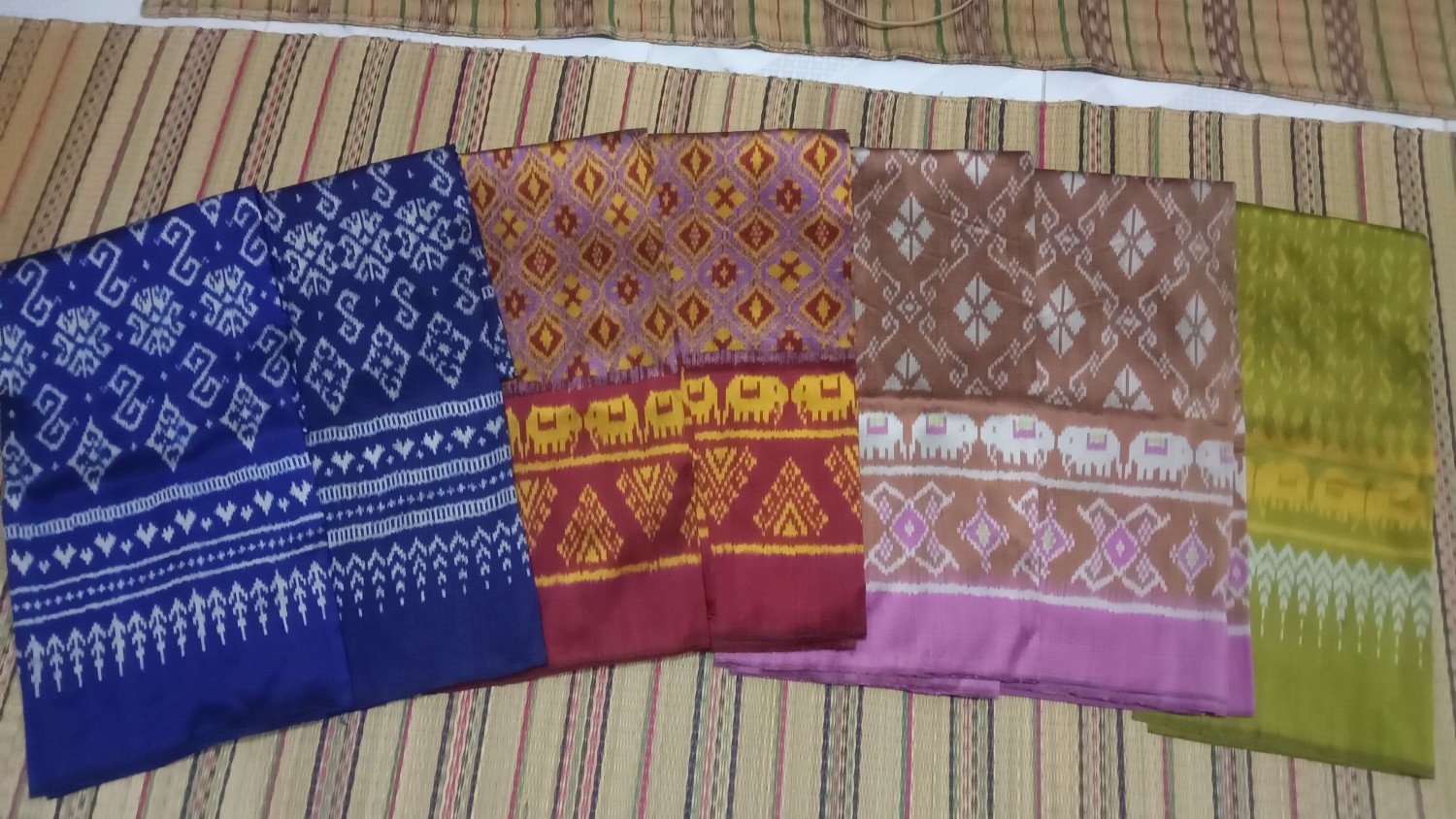 ผ้าไหมมัดหมี่ ลายดอกรักราชกัญญา