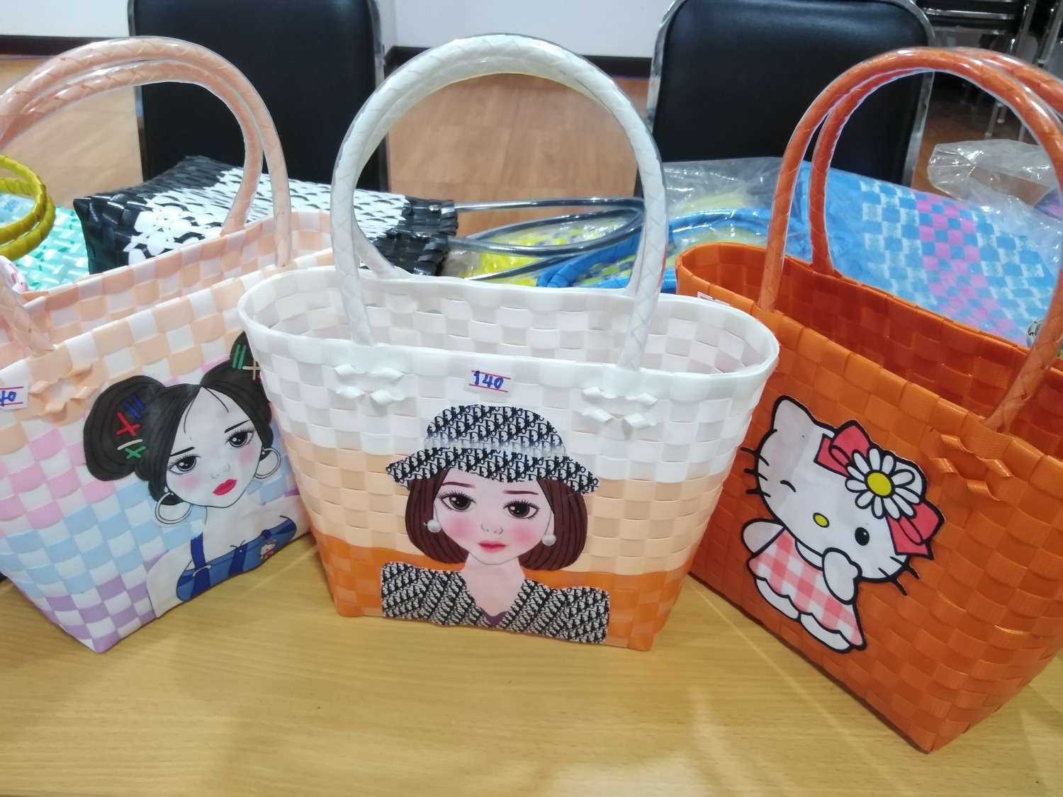 วรรณ​ชอปปิ้ง​กระเป๋า​สาน​