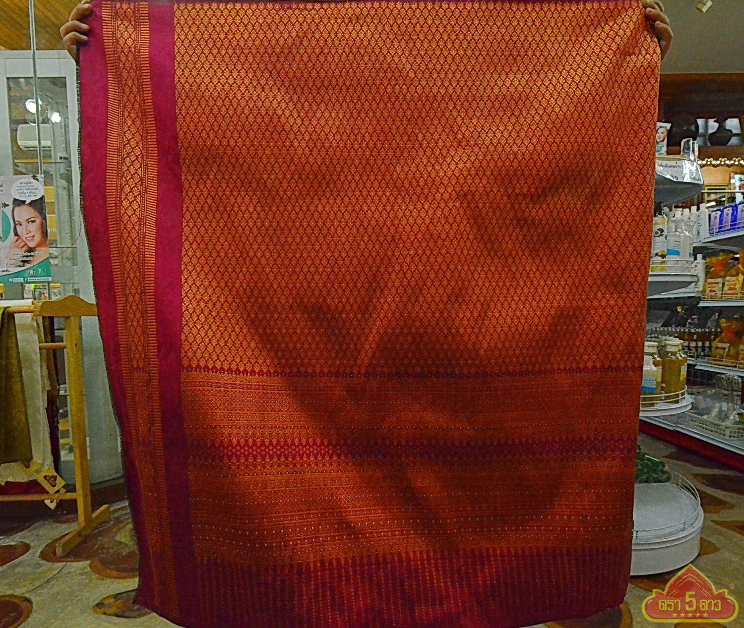 ผ้าไหมยกดอกพิกุลแดง