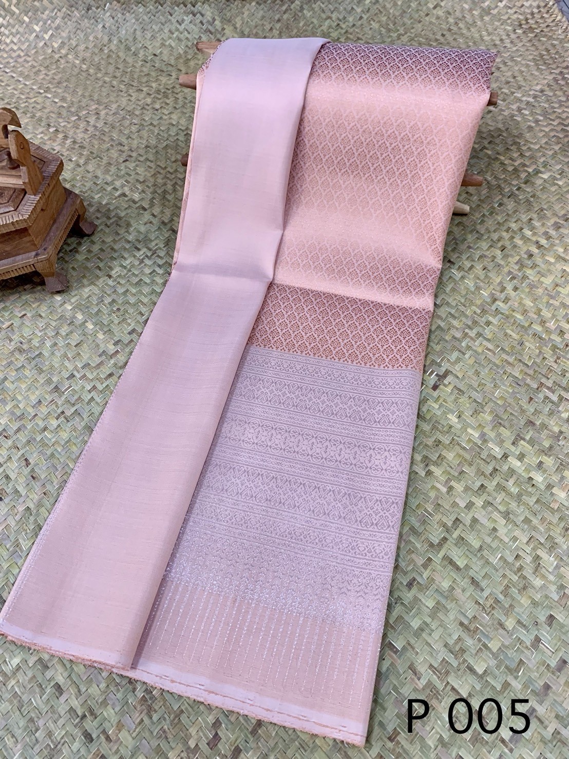 ผ้าไหมยกดอก