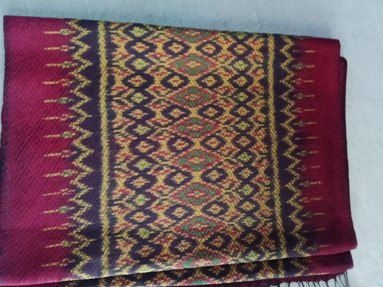 ผ้าพันคอลายปรังริมแดงสีเคมี