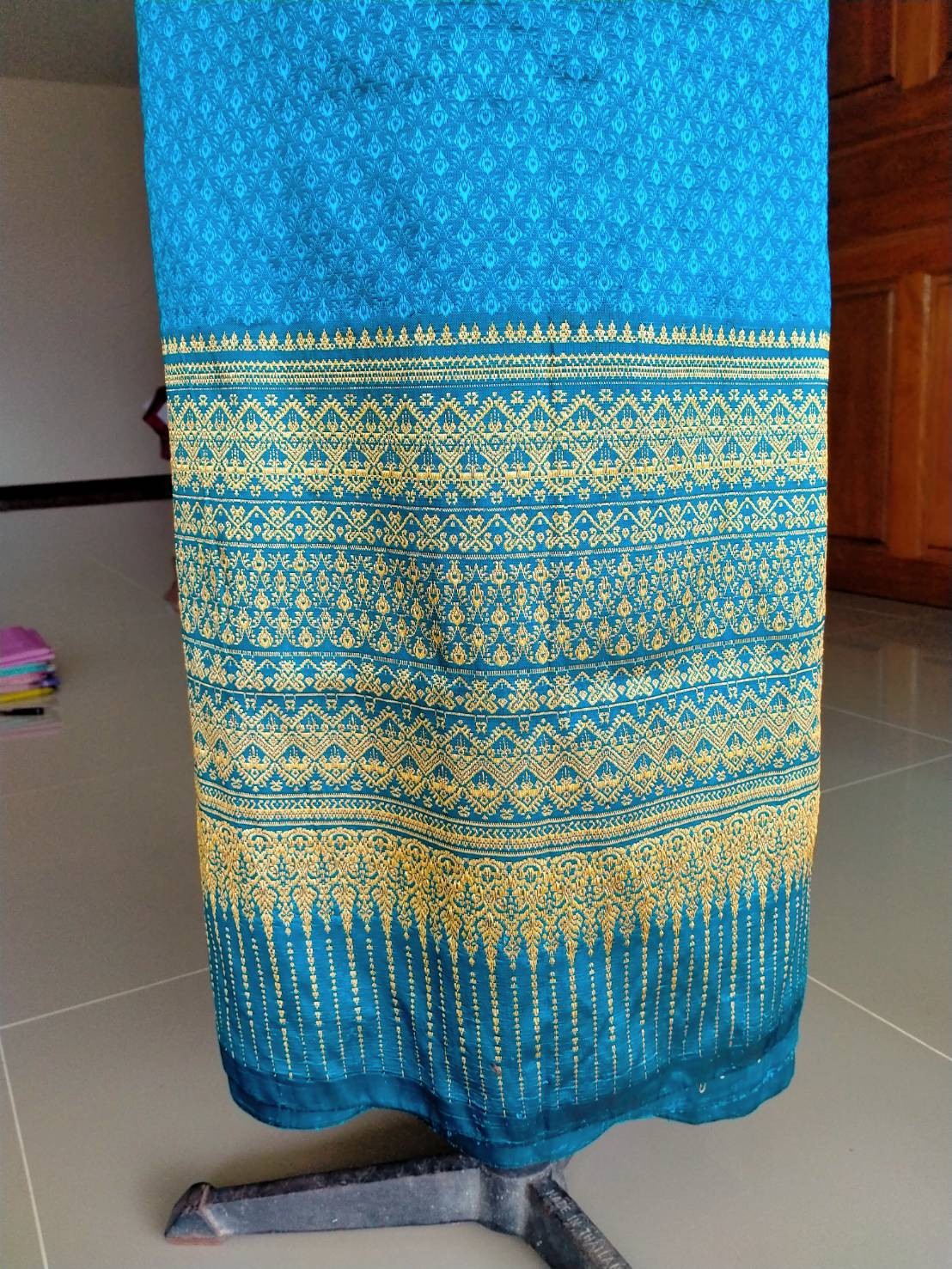 ผ้าไหมลายยกดอก ลายหางนกยูงเกาะเชิง