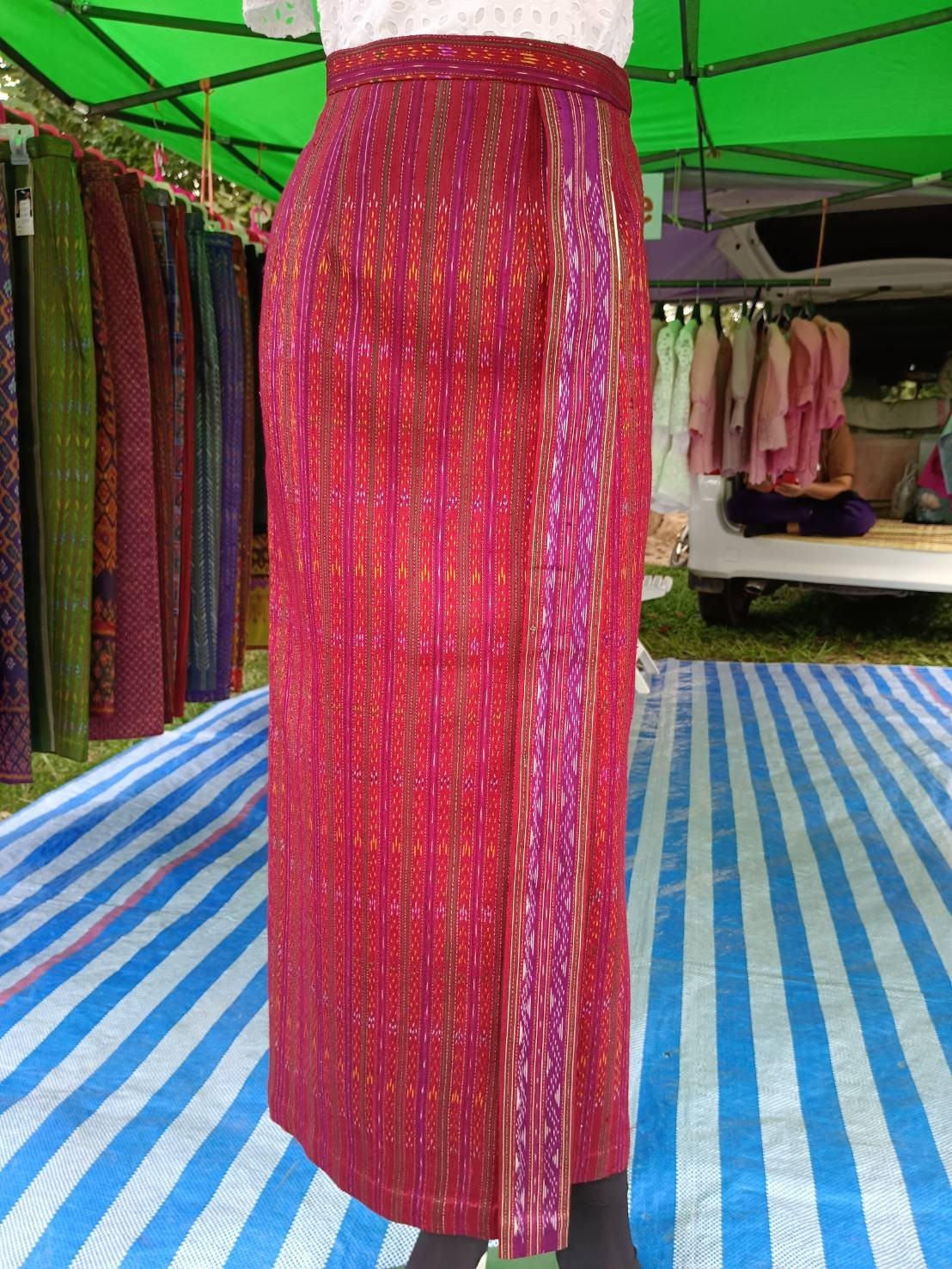 ผ้าไหมโฮลสุรินทร์ตัดสำเร็จ จีบหน้านางเบี่ยงข้าง 2 ตะกอ ซับผ้ากาวอย่างดี