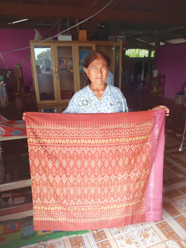 ผ้าไหมสีธรรมชาติลายดอกรักราชกัญญา