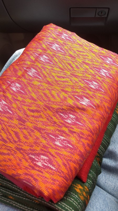 ผ้าไหมทอมือยกดอก