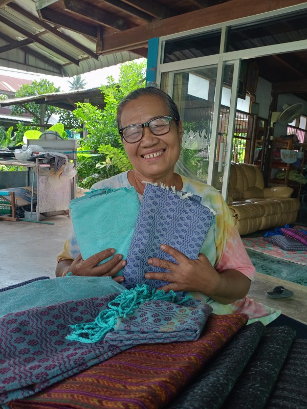 จันทร์เพ็ญผ้าไหม กาบเชิง