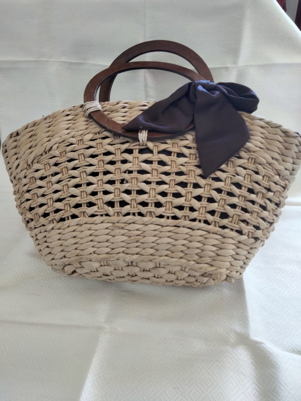 กระเป๋าจัดสานจากผักตบชวา