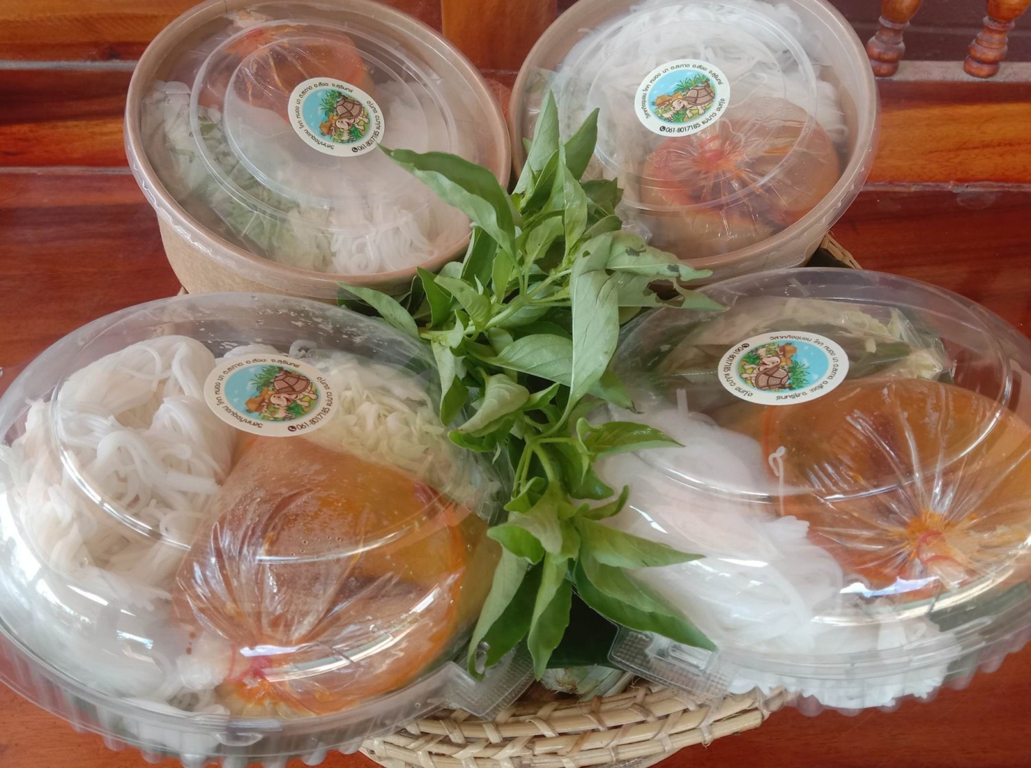 ขนมจีนน้ำยาไก่บ้าน  สมุนไพร