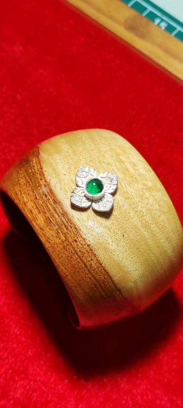 กำไลไม้มงคลประดับเงิน ขนาด 5.5ซม.