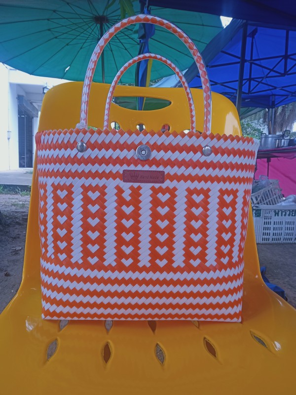 กระเป๋าสานพลาสติก