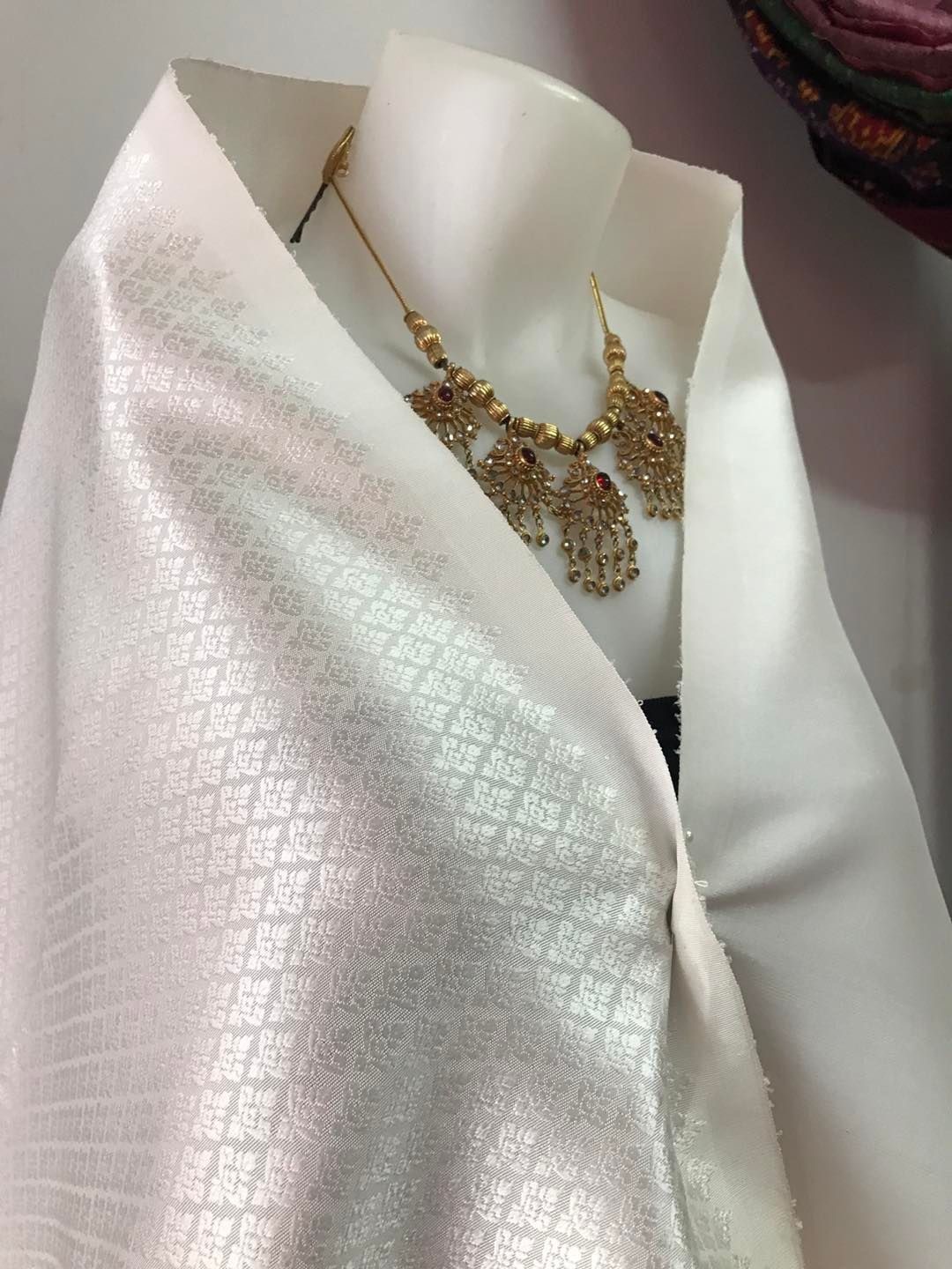 ผ้ายกไหม ทอแบบยกดอกลอย