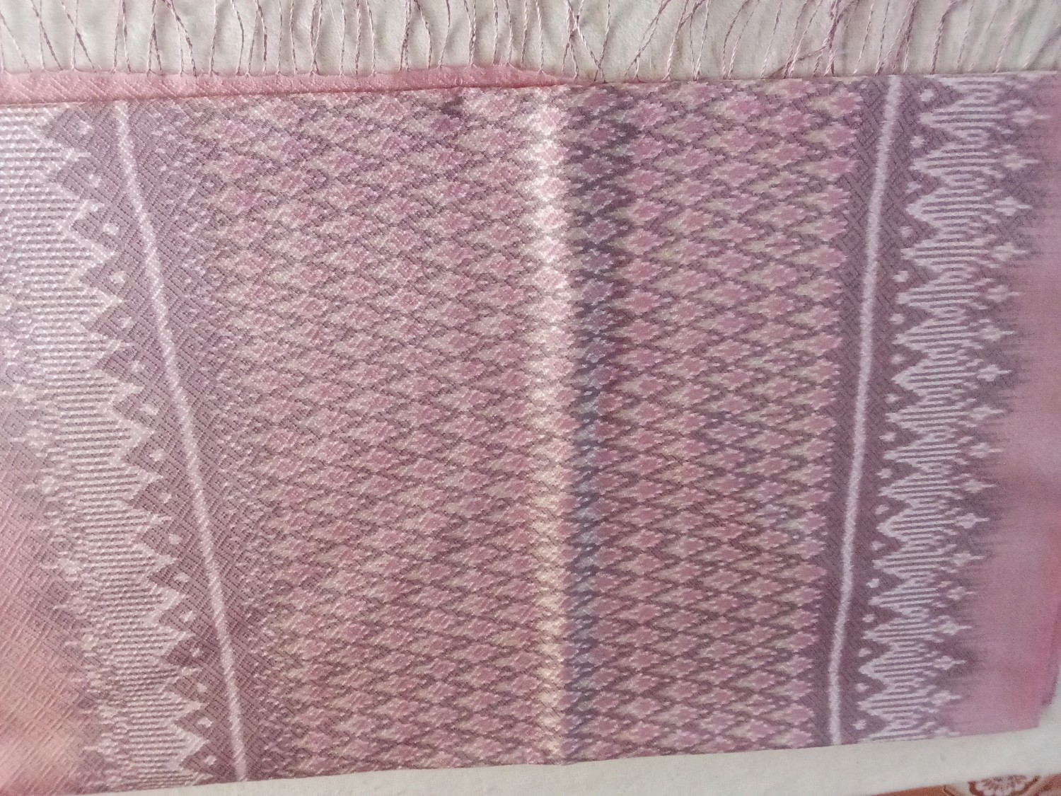 ผ้าคลุมไหล่ลายเกล็ดเต๋าสีธรรมชาติ