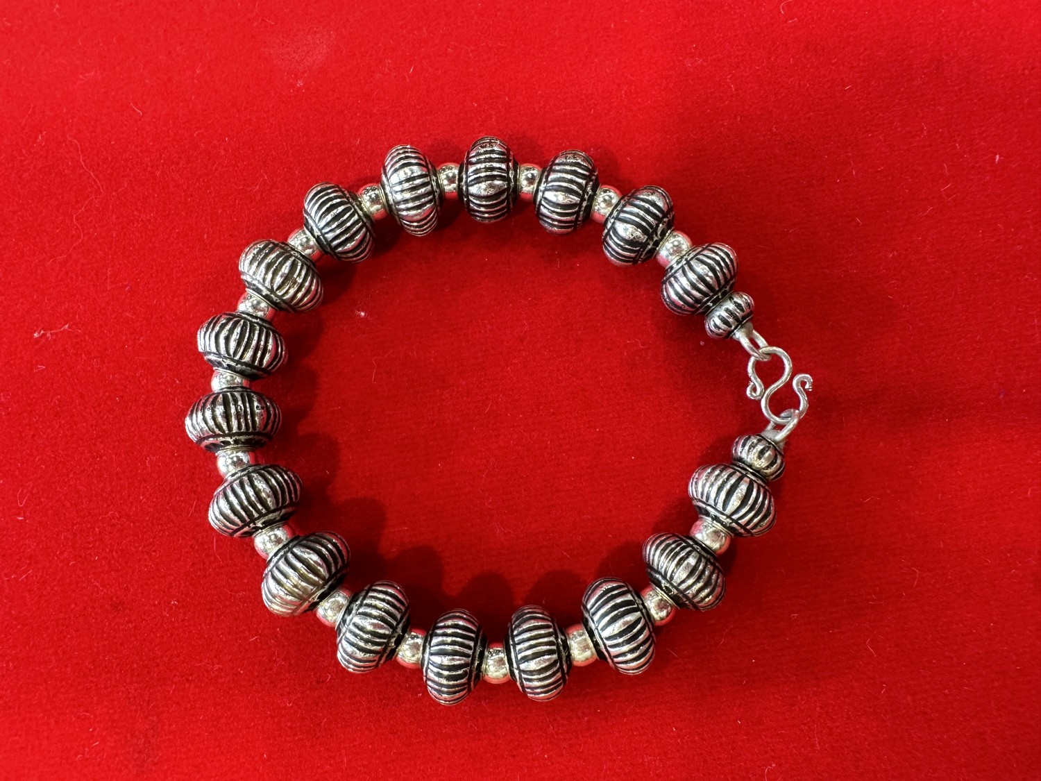 สร้อยข้อมือประเกือมลายกลีบบัว