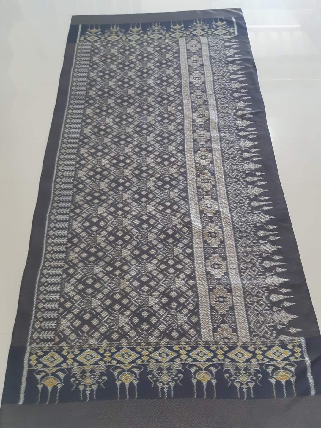 ผ้าไหมมัดหมี่ สีธรรมชาติหมักโคลน