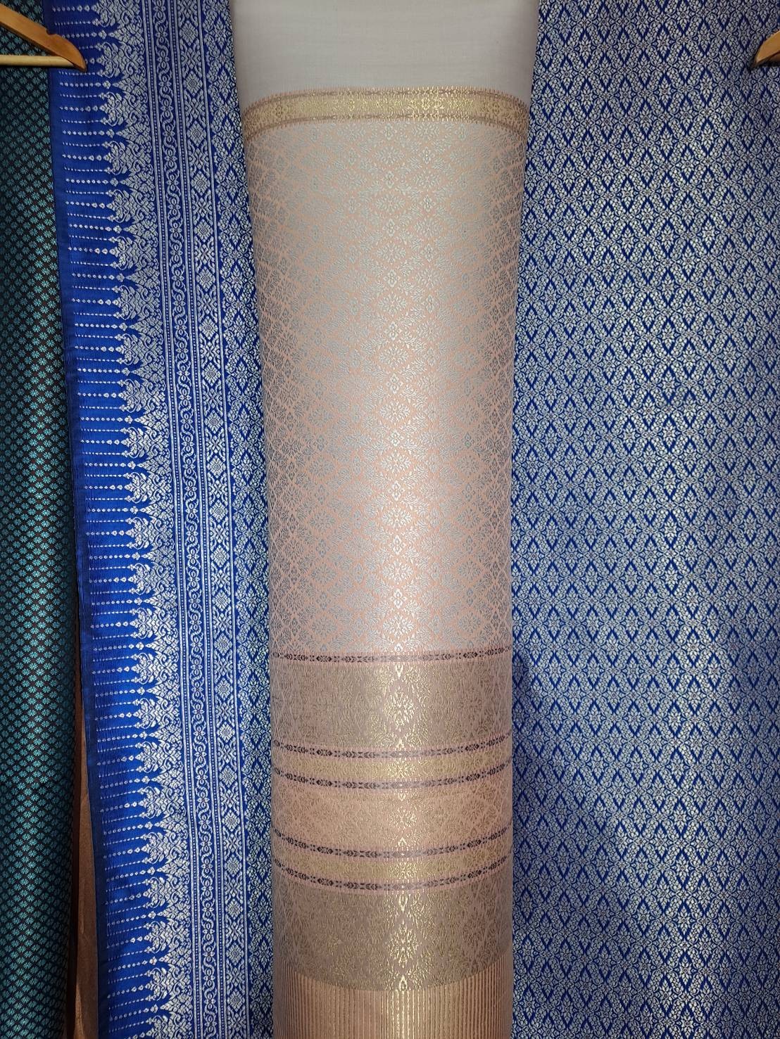 ผ้าไหมยกดอก