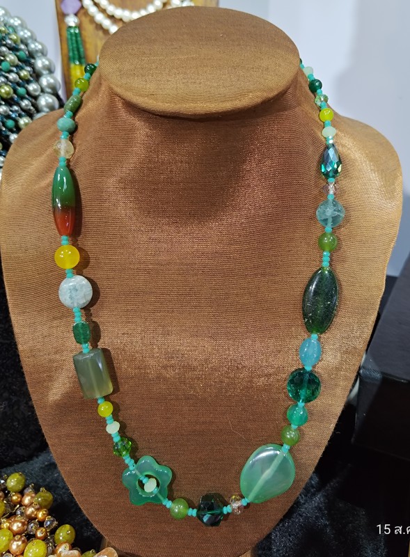 สร้อยคอหินสีเขียวเส้นเดียว