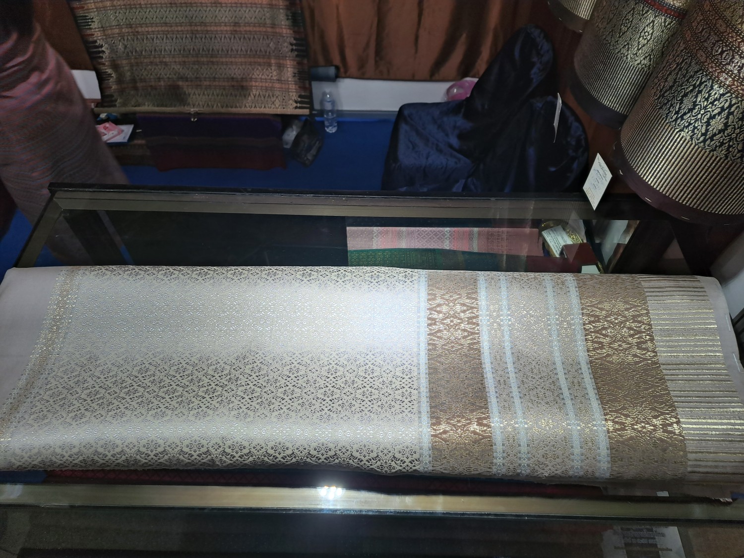 ผ้าไหมยกดอก ประเภทยกใหญ่