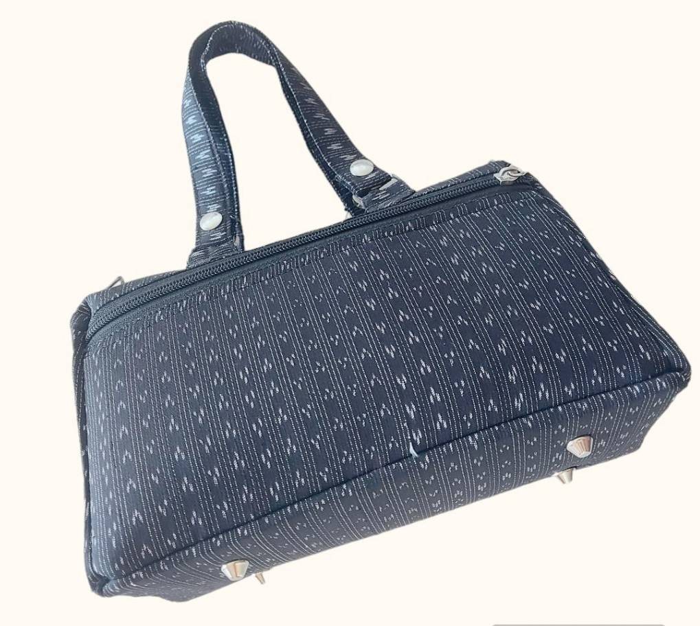 กระเป๋าผ้าไหมลายโฮลทรงกล่อง