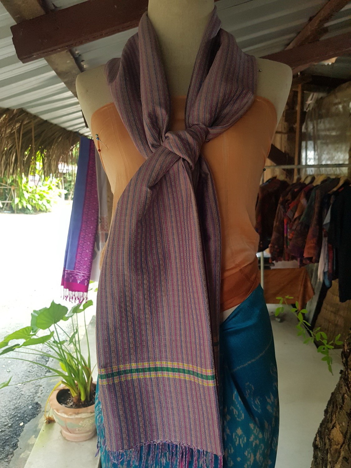 ผ้าคลุมไหล่ลายราชวัตร