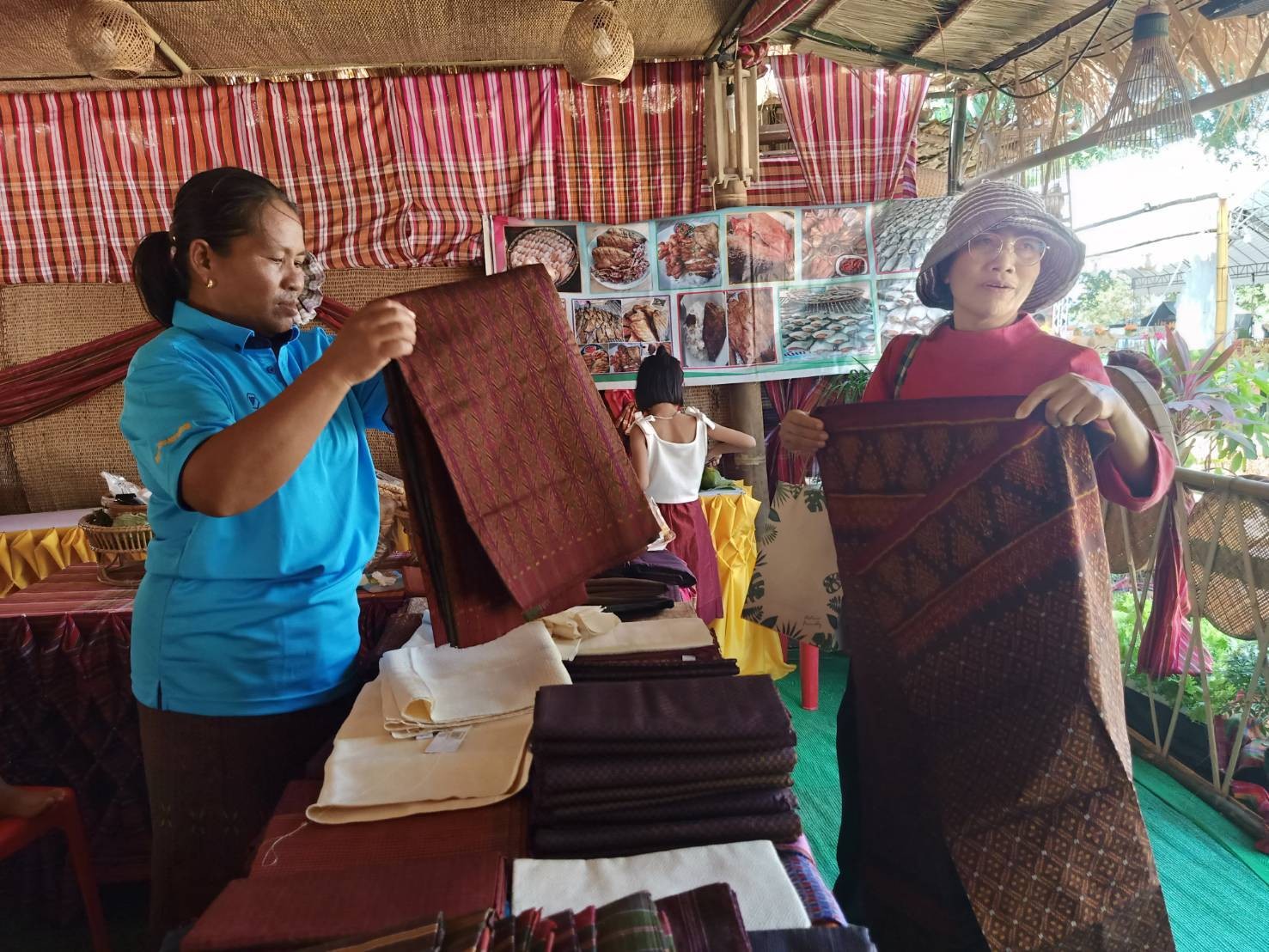 กลุ่มทอผ้าไหมบ้านเจริญสุข