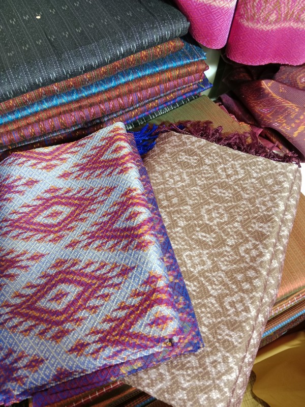 ผ้าไหมมัดหมี่ลาย