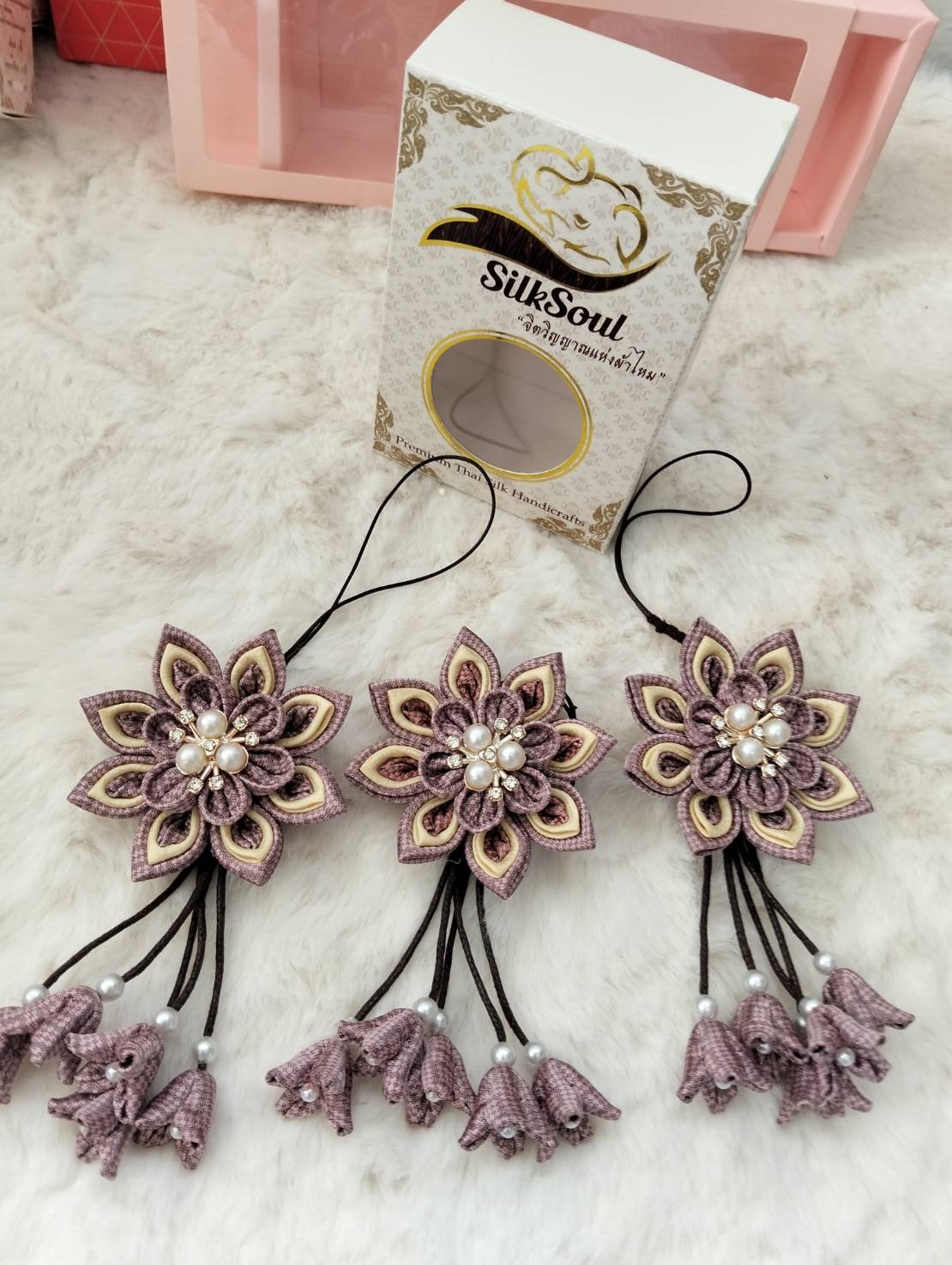 พวงกุญแจ สายห้องโทรศัพท์ เข็มกลัดดอกไม้จากเศษผ้าไหม