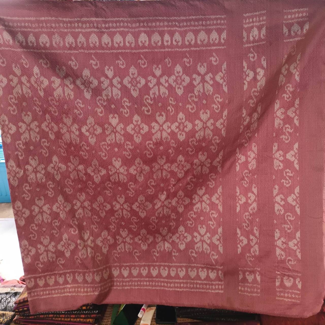 ผ้าไหมมัดหมี่ ผ้าพระราชทาน “ผ้าลายดอกรักราชกัญญา”