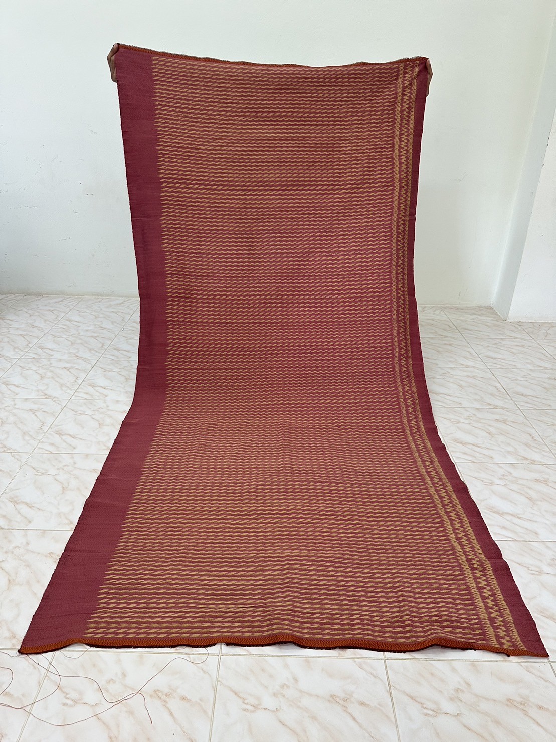 ผ้าไหมลายน้ำไหลแดง