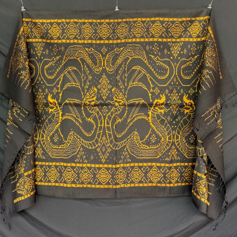 ซิ่น ผ้าไหมมัดหมี่ทอยกดอก 6ตะกอ ขนาด 1x2เมตร ลายพญานาคเกี้ยว มีหน้านางชายครุย พื้นสีดำ รหัส M2A-100-0306691 รหัสสินค้า SKU-47081