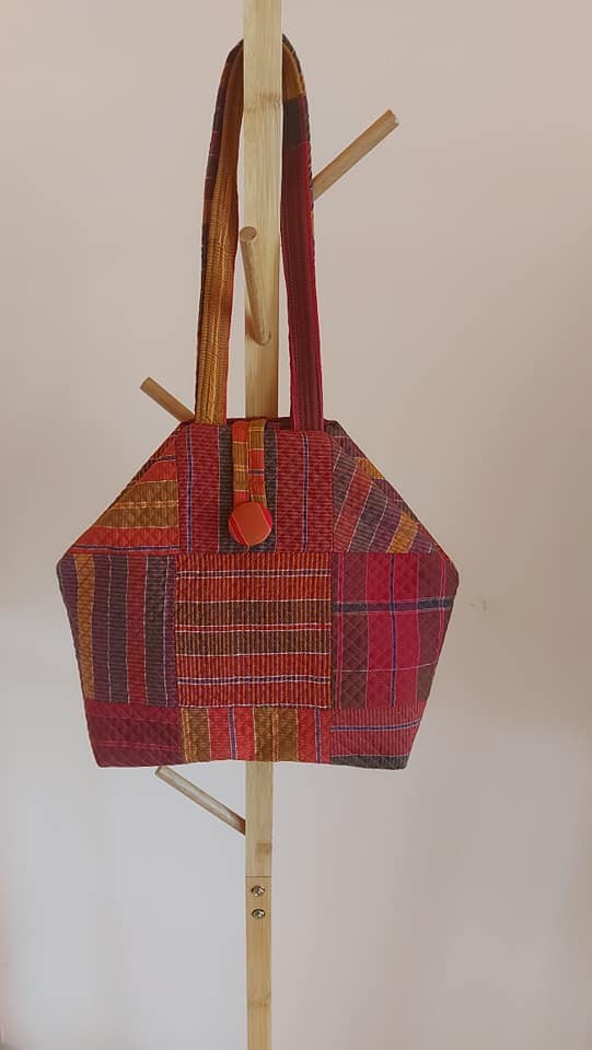 กระเป๋าผ้าไหมแท้ งานต่อลาย