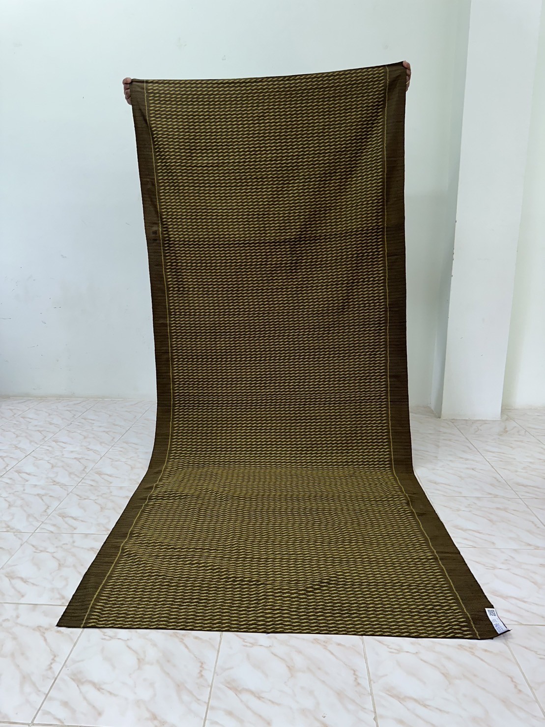 ผ้าไหมลายน้ำไหลสีขี้ม้าแก่