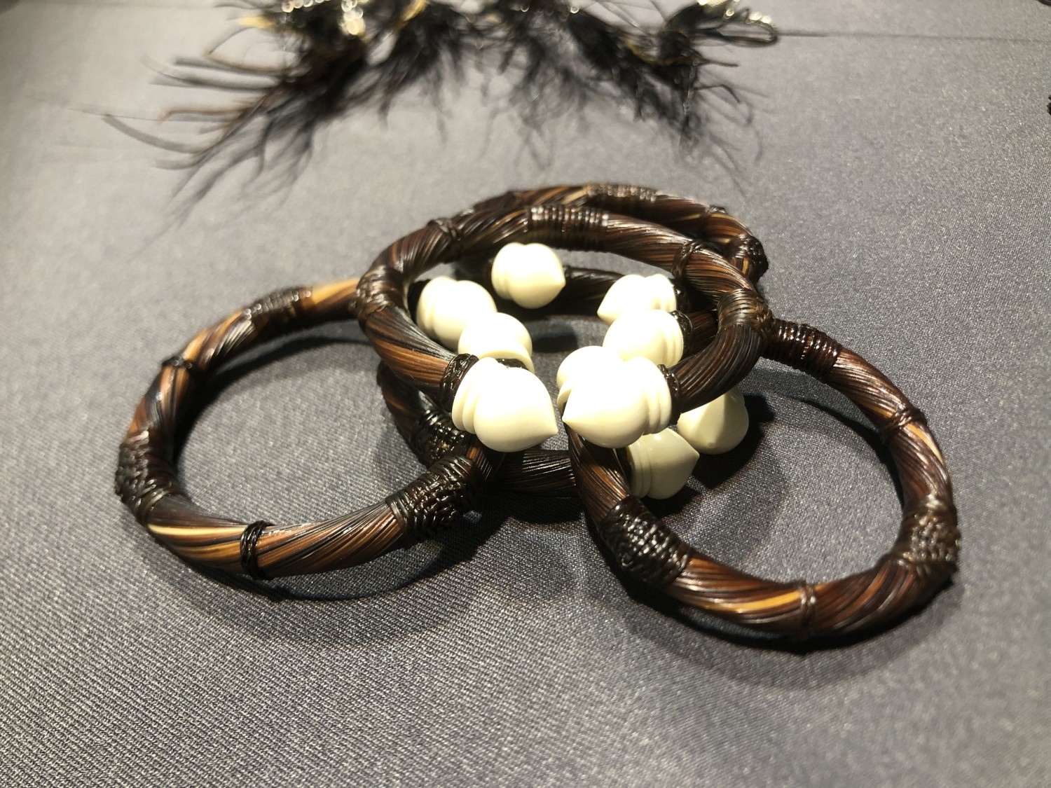 กำไลหางช้างสีโค้กบัวงา