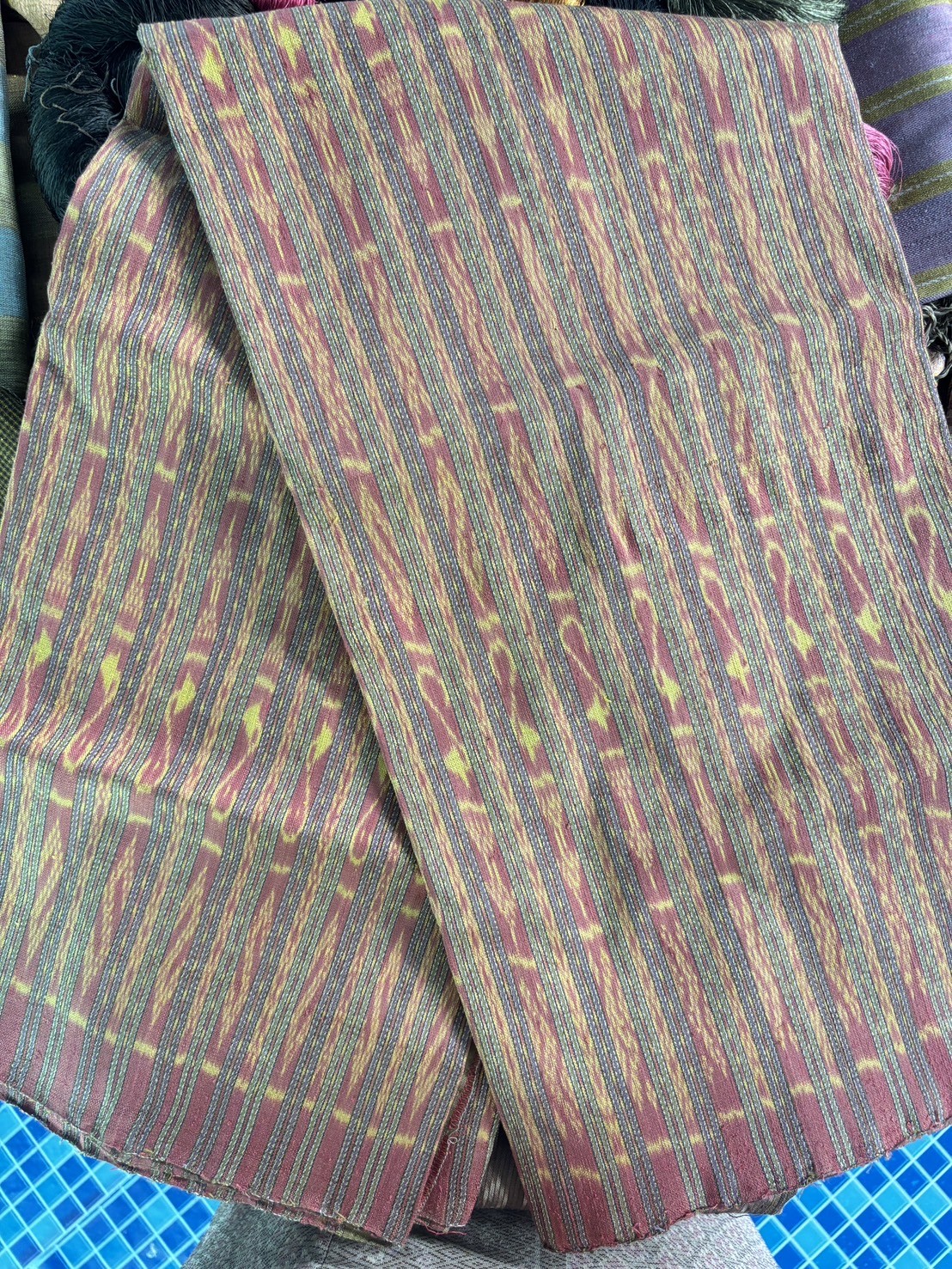 ผ้าไหมมัดหมี่สีธรรมชาติ ลายประจำอำเภอ