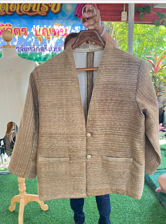 ชุดเสื้อผ้าพื้นเมือง