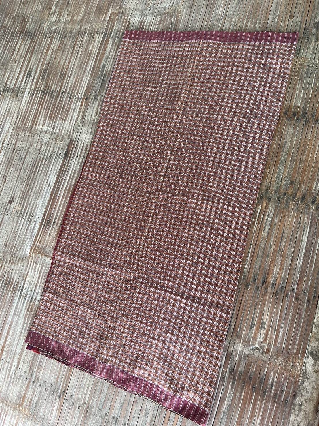 ผ้าไหมมัดหมี่ 3ตะกอ ขนาด 1x2เมตร ลายละเบิก สีแดง จากแม่กันยา แก้วแฉล้ม ชุมชนบ้านทมอ