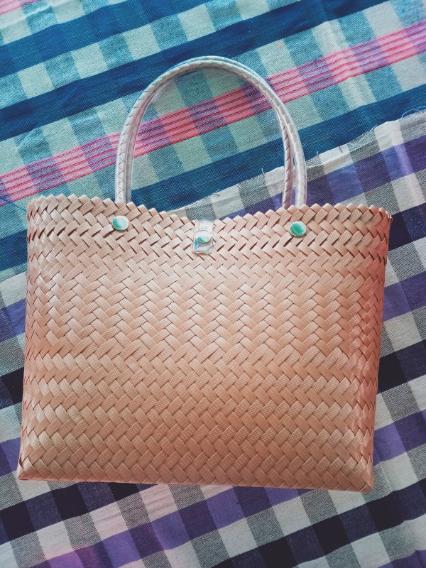 กระเป๋าสานลายไขว้