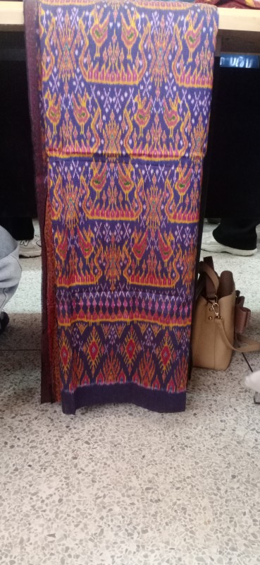 ผ้าไหมทอมือ ลายเรือหงส์