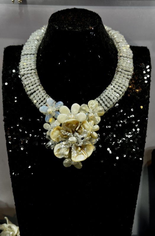 สร้อยละนาดดอกไม้เปลือกหอย