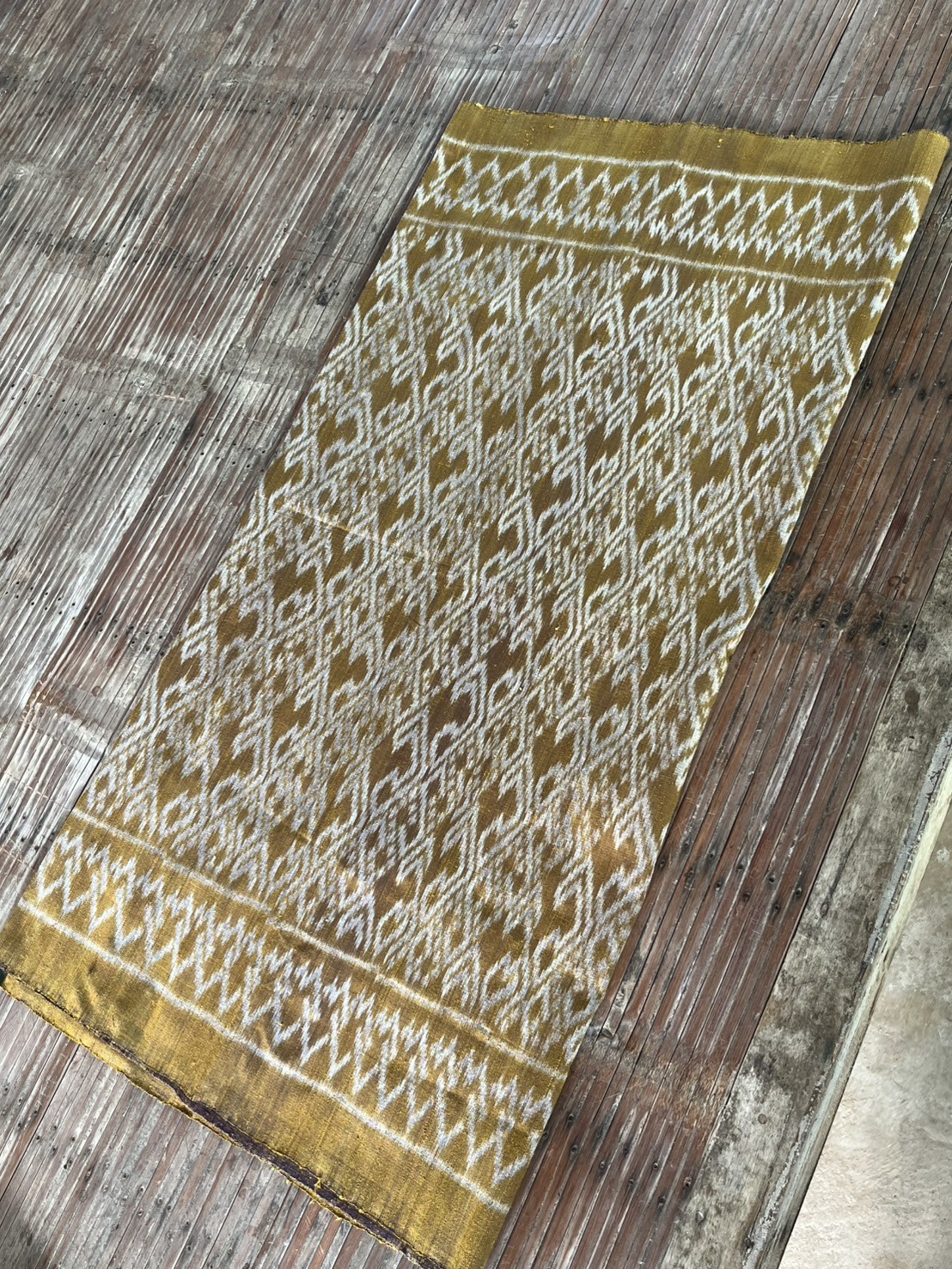 ผ้าไหมมัดหมี่ทอเหยียบเหาะ ขนาด 1x2เมตร ลายสิริวชิราภรณ์ สีเหลืองไพร จากแม่กันยา แก้วแฉล้ม ชุมชนบ้านทมอ