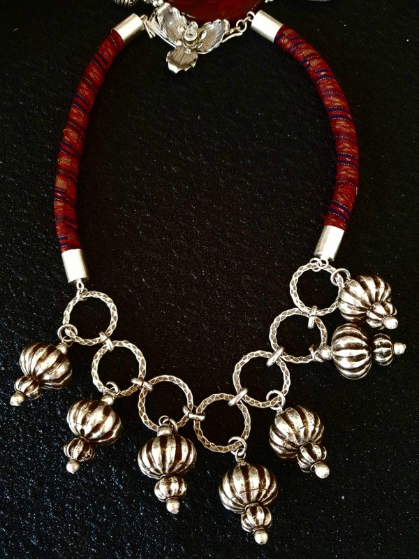 สร้อยเงินโบราณผ้าไหมแท้