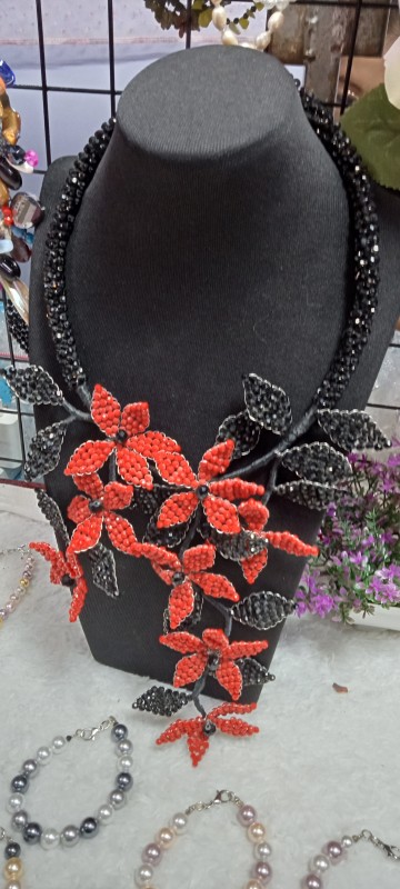 สร้อยกล้วยไม้ดำแดง