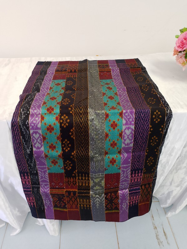 ผ้าไหมยกดอกน้ำไหล