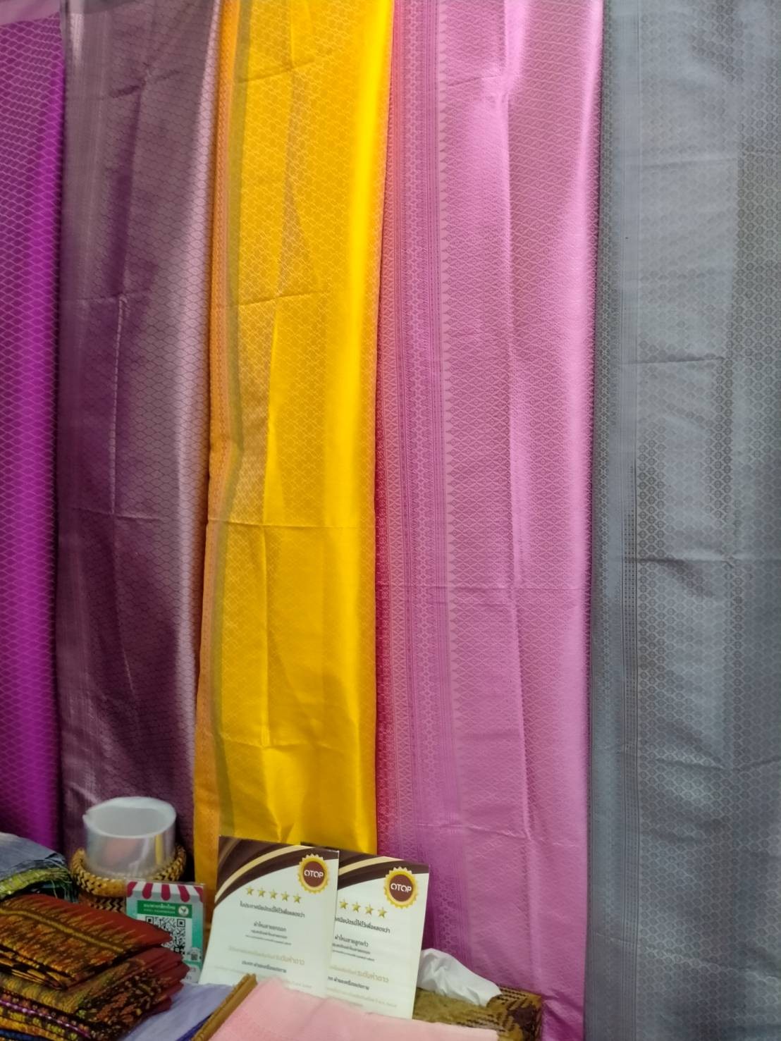 ผ้าไหมยกดอก