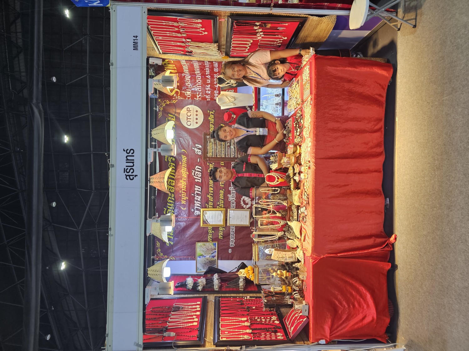 ร้านยิ่งดีแกะสลัก​ เครื่องประดับหมู่บ้านช้าง