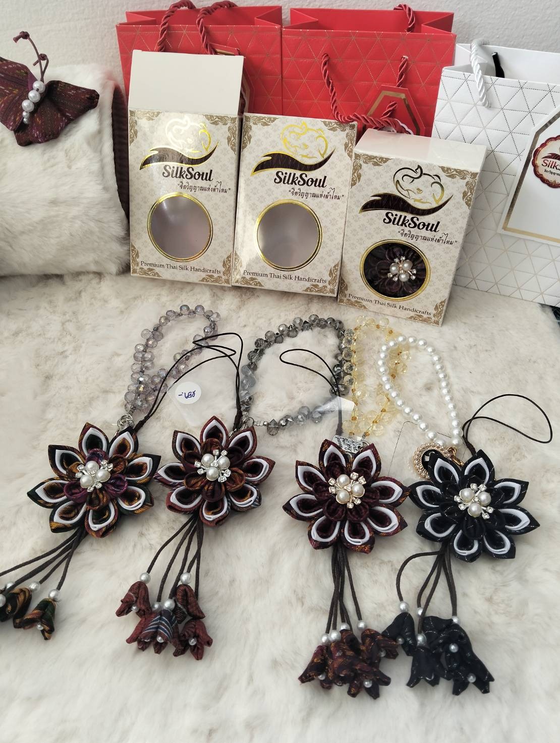 พวงกุญแจ สายห้องโทรศัพท์ เข็มกลัดดอกไม้จากเศษผ้าไหม