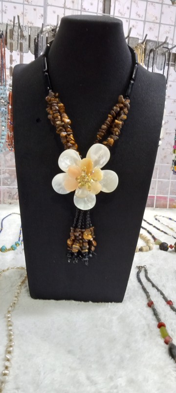 สร้อยหนังติดดอกเปลือกหอย