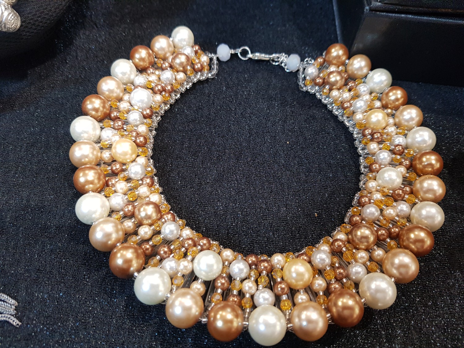 สร้อยมุกเปลือกหอยสีทอง